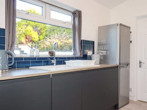 Cottage | Private kitchen | Fridge, dishwasher, electric kettle, toaster