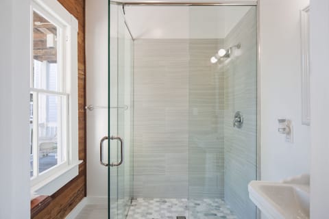 Classic Room, 1 Queen Bed, Balcony, Pool View (1) | Bathroom | Shower, free toiletries, hair dryer, towels