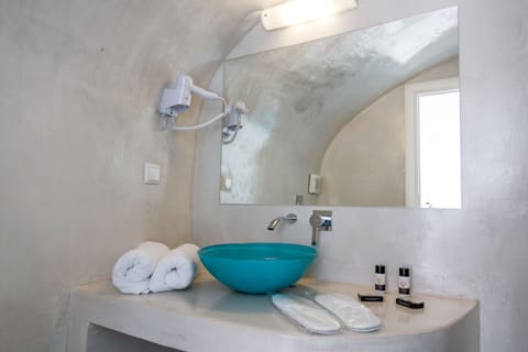 Deluxe Suite | Bathroom | Shower, hydromassage showerhead, free toiletries, hair dryer