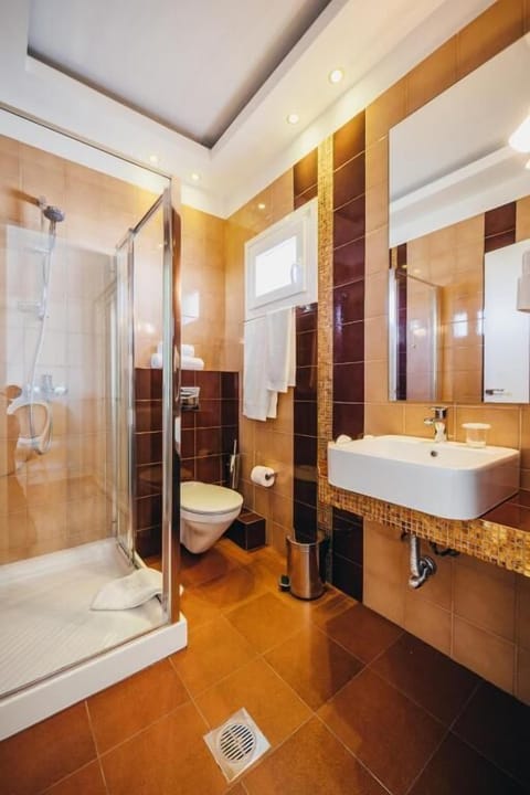 Deluxe Double Room Green | Bathroom | Shower, free toiletries, hair dryer, slippers