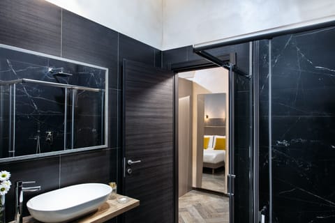 Classic Room | Bathroom | Free toiletries, hair dryer, bidet, towels