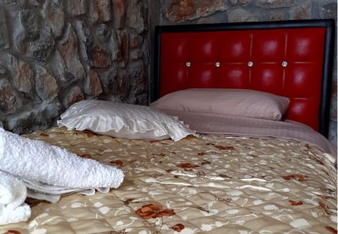 Classic Villa, 1 Bedroom, Lake View | Free WiFi, bed sheets