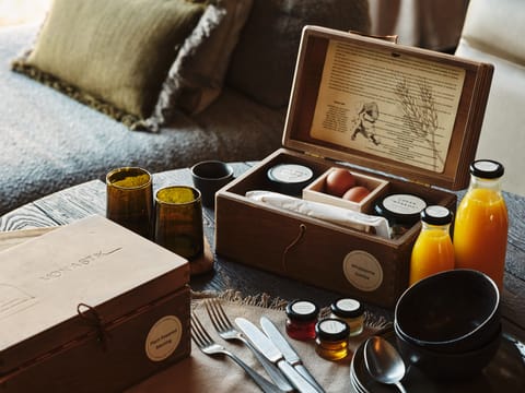 Daily continental breakfast (EUR 18 per person)