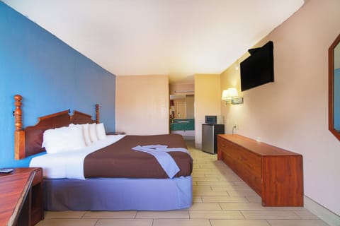 Room, 1 King Bed, Non Smoking | Desk, free WiFi, bed sheets