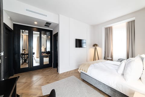 Single Room, 1 Queen Bed | Egyptian cotton sheets, premium bedding, minibar, in-room safe