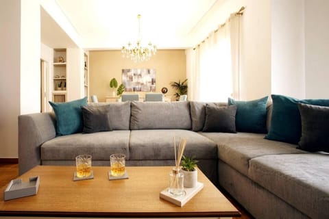 House | 2 bedrooms, desk