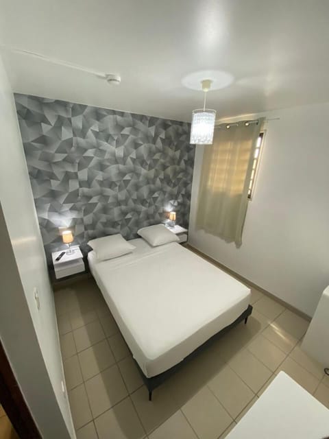Room | 9 bedrooms, desk, blackout drapes, soundproofing