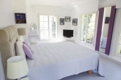 Royal Suite | Individually decorated, individually furnished, blackout drapes