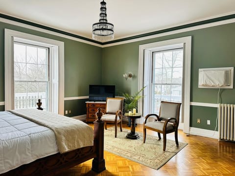 Deluxe Room | Iron/ironing board, free WiFi, bed sheets