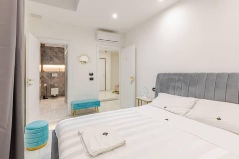 Room | Premium bedding, down comforters, blackout drapes, free WiFi