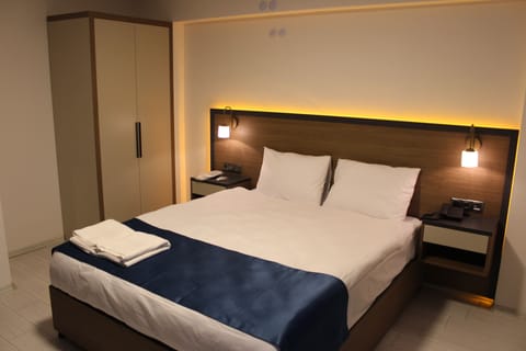 Basic Double Room Single Use | Egyptian cotton sheets, premium bedding, in-room safe, desk