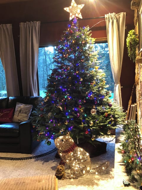 32-inch flat-screen TV with cable channels, TV