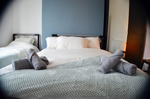 Triple Room | Individually decorated, desk, laptop workspace, soundproofing