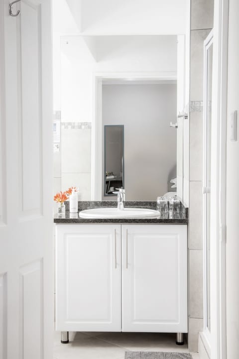 Superior Garden Suite 1 (8) | Bathroom amenities | Shower, free toiletries, hair dryer, towels