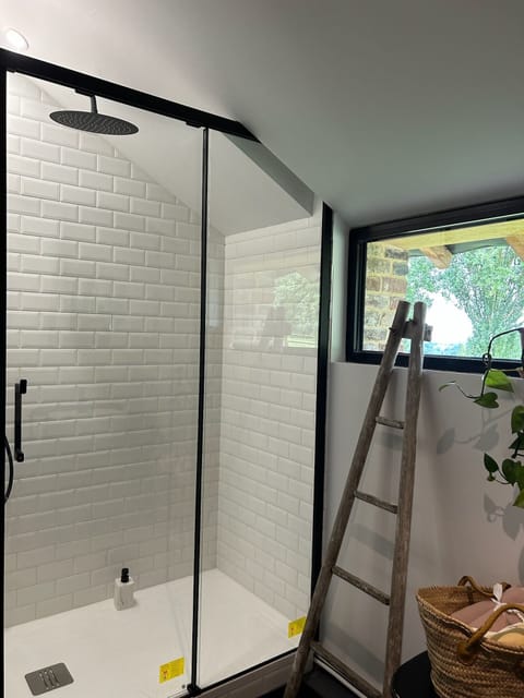 Deluxe Suite, 1 Bedroom, Non Smoking, Garden View | Bathroom | Hair dryer, towels, soap, toilet paper