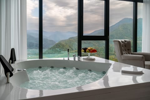 Royal Suite | Frette Italian sheets, premium bedding, Select Comfort beds, desk