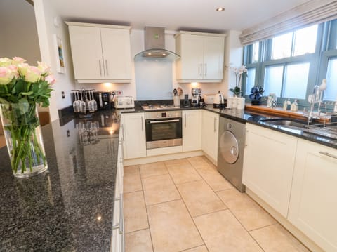 Fridge, dishwasher, cookware/dishes/utensils