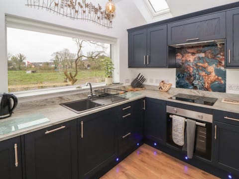 Cottage | Private kitchen | Fridge, dishwasher, electric kettle, toaster