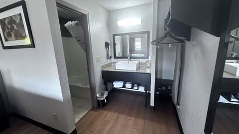 Combined shower/tub, free toiletries, hair dryer, towels