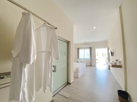 Deluxe Room, 1 King Bed | Minibar, blackout drapes, WiFi (free)