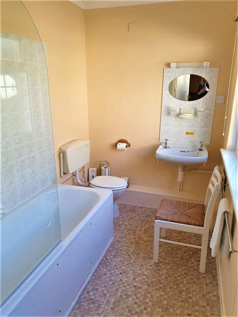Triple Room, Multiple Beds | Bathroom | Free toiletries, hair dryer