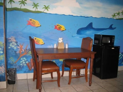 Standard Room, 1 King Bed, Non Smoking | In-room dining