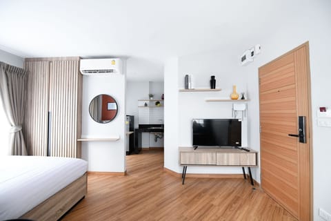 Deluxe Room, 1 Queen Bed | Free WiFi, bed sheets