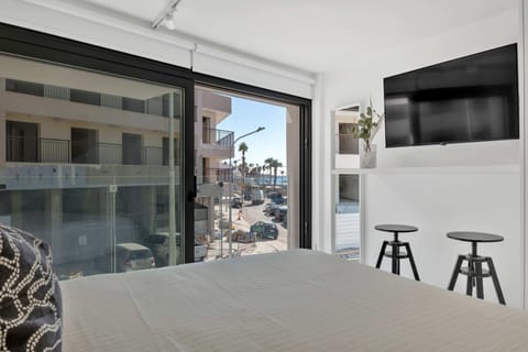 Luxury Studio | In-room safe, blackout drapes, iron/ironing board, free WiFi