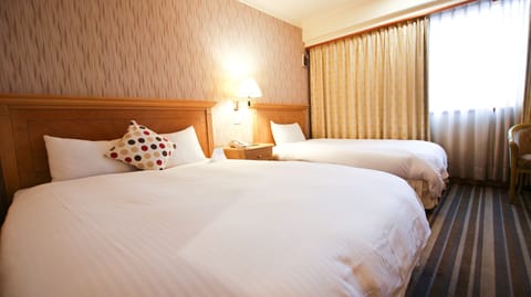 Deluxe Triple Room | Desk, blackout drapes, rollaway beds, free WiFi