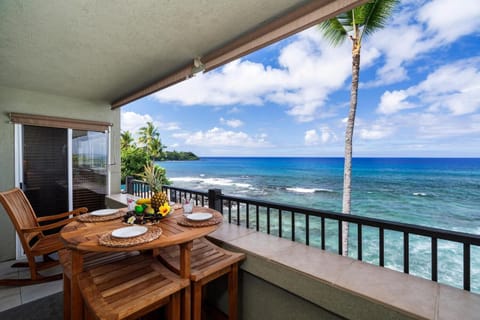 Condo, Multiple Beds (Banyan Tree 301: Oceanfront 2/2 Remod) | Outdoor dining