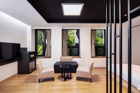 Suite - Local Activity D/C Voucher Provided. (20%~) | Down comforters, blackout drapes, iron/ironing board (on request)