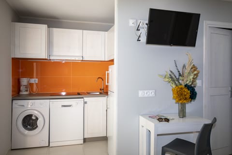 Studio, Terrace, Garden View, for 2 people | Private kitchen | Fridge, microwave, stovetop, dishwasher