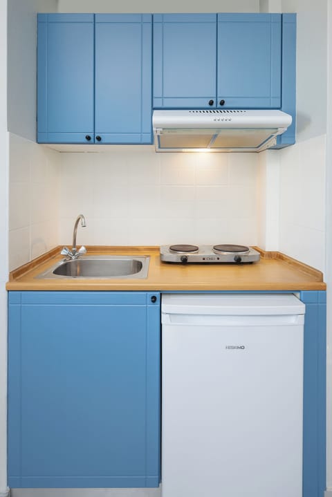 Fridge, stovetop, coffee/tea maker, electric kettle