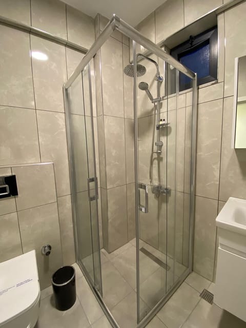 Standard Triple Room | Bathroom | Shower, rainfall showerhead, free toiletries, hair dryer
