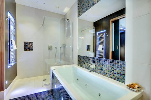 Deluxe Double Room | Bathroom | Hair dryer, bathrobes, slippers, towels