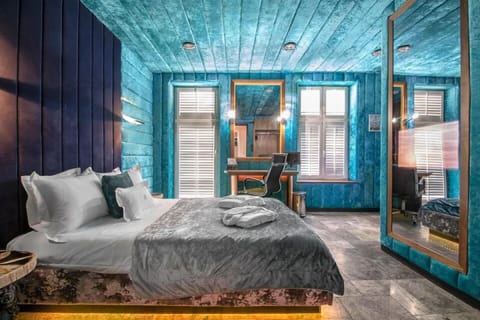 Double Room | Minibar, in-room safe, desk, iron/ironing board