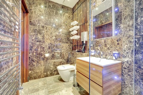 Superior Double Room | Bathroom | Hair dryer, bathrobes, slippers, towels