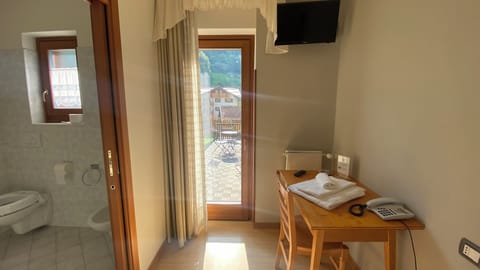 Single Room | Hypo-allergenic bedding, down comforters, desk, free WiFi