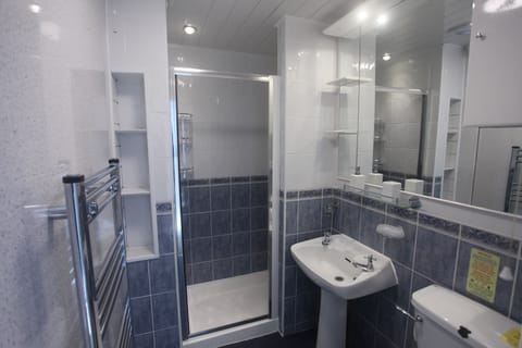 Deluxe Double Room, Ensuite (large with king size bed) | Bathroom