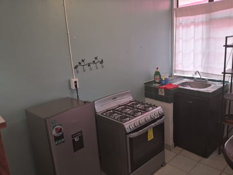 Business Apartment | Private kitchen | Microwave, oven, blender, cookware/dishes/utensils