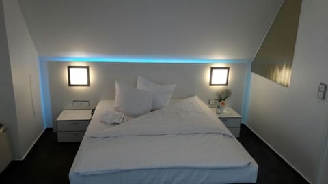 Desk, soundproofing, free WiFi