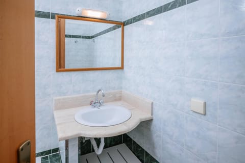 Standard Triple Studio | Bathroom | Hair dryer, towels
