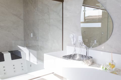 Luxury Double Room | Bathroom | Shower, rainfall showerhead, free toiletries, hair dryer