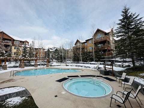 Family Suite | Outdoor pool | Outdoor pool, a heated pool