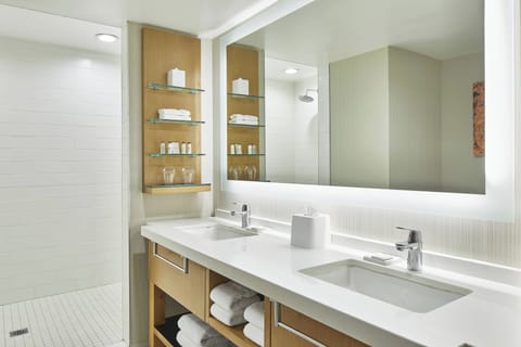 Combined shower/tub, free toiletries, hair dryer, bathrobes