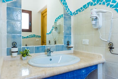 Shower, free toiletries, hair dryer