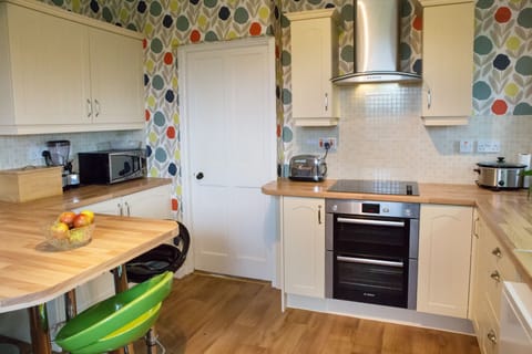 Cottage, 3 Bedrooms | Private kitchen | Fridge, microwave, dishwasher, coffee/tea maker