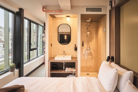 JOST SIGNATURE - Standard Room | Bathroom | Rainfall showerhead, hair dryer, towels, soap