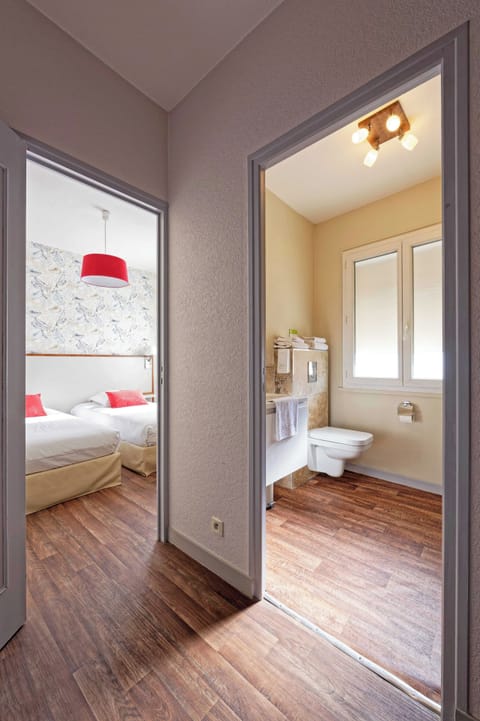 Standard Twin Room | Individually decorated, individually furnished, desk, laptop workspace