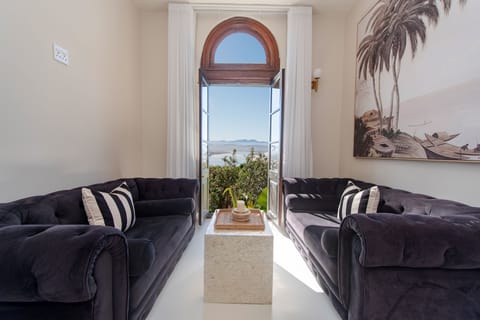 Suite, Sea View | Living area | 40-inch Smart TV with digital channels, Netflix, streaming services